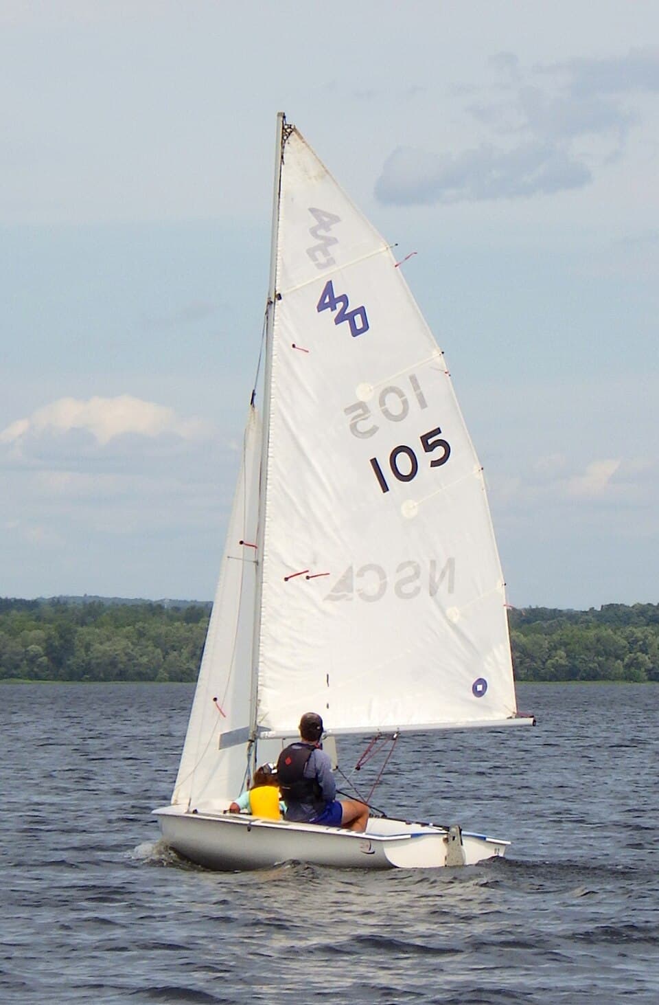 420 dinghy sailing upwind